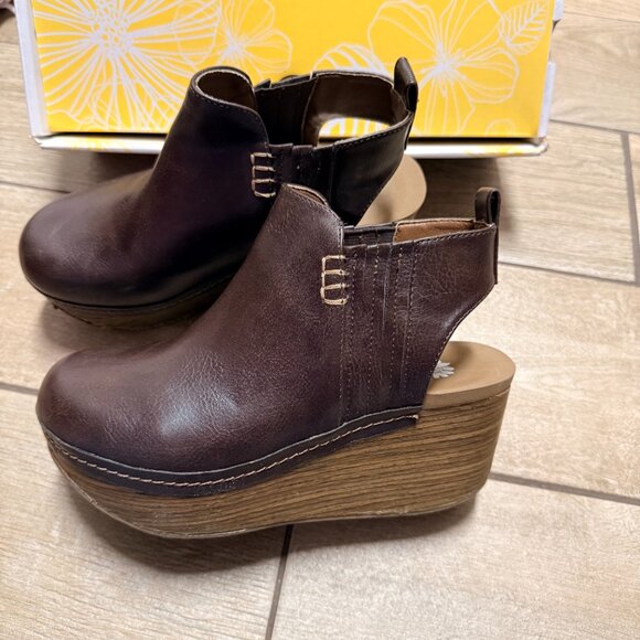 Yellow Box Clogs - Picture 5 of 5